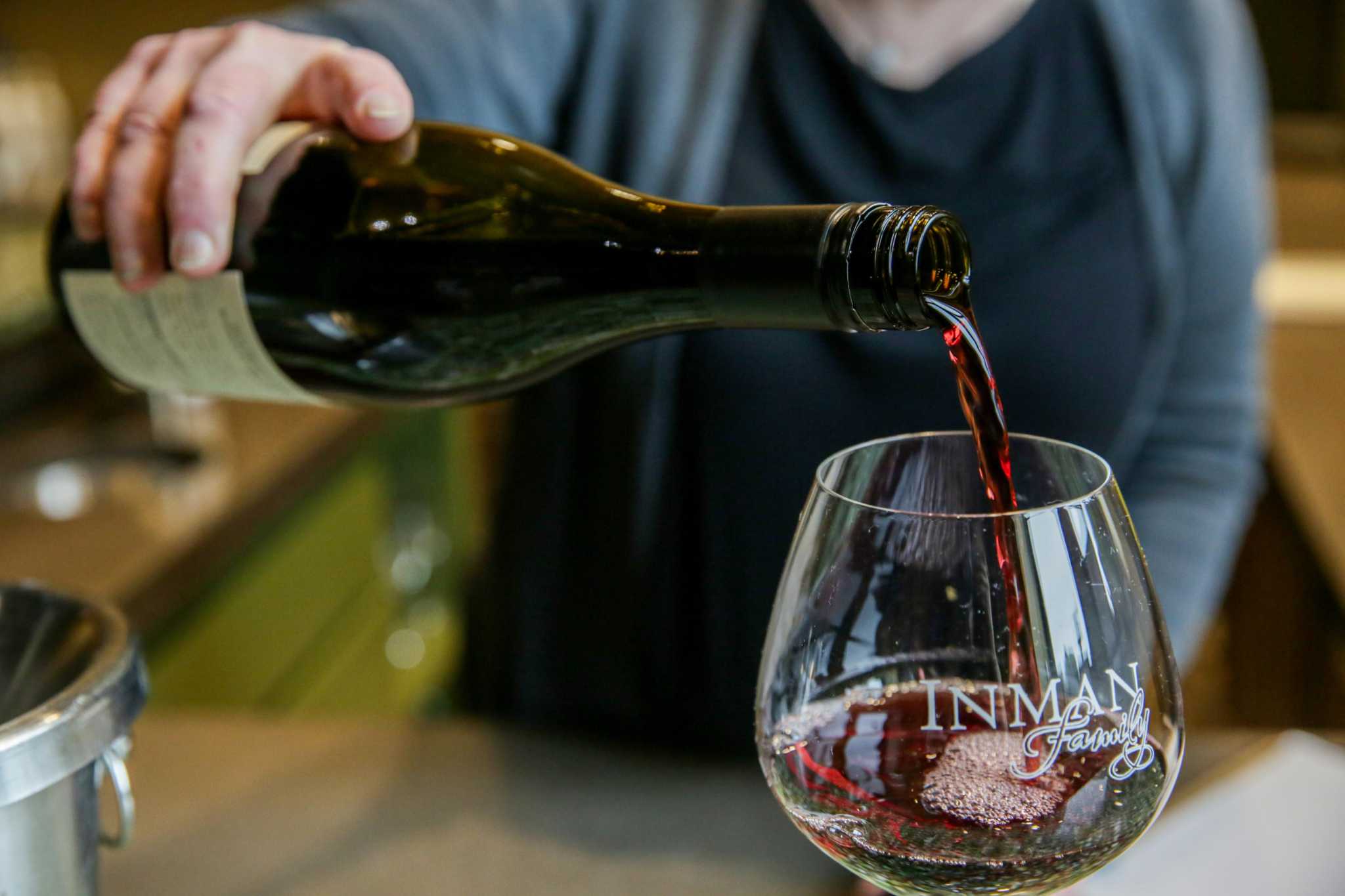 A bottle of wine could cost $5 more this year as California winemakers grapple with a glass crisis - Vimarsana News