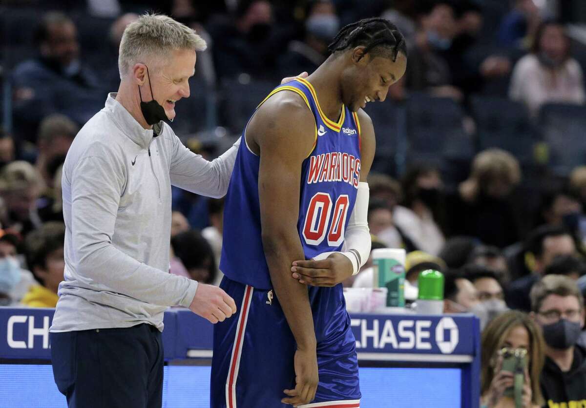 Head coach Steve Kerr chats with Jonathan Kuminga (00) during a free throw in the second half as the Golden State Warriors played the Detroit Pistons at Chase Center in San Francisco, Calif., on Tuesday, January 18, 2022.