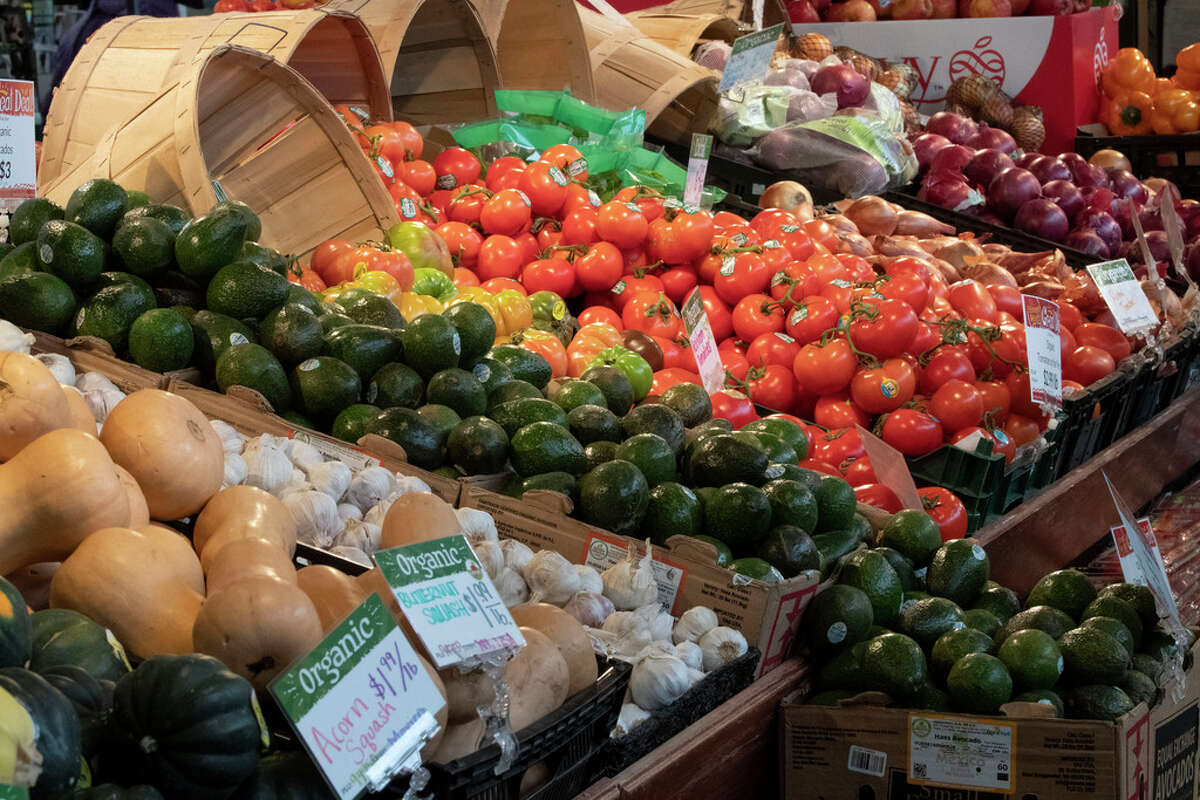 Las frutas y verduras se ven en el departamento de frutas y verduras de Honest Weight Food Co-op el miércoles 19 de enero de 2022 en Albany, Nueva York, en un juego de dólar por dólar sobre la asequibilidad y el acceso a alimentos frescos y saludables para mejorar.  (Lori Van Buren/Times Union)