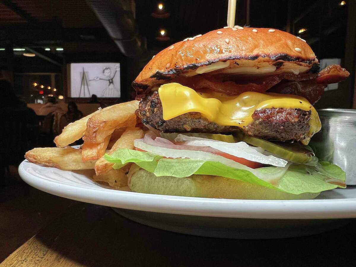 La hamburguesa con queso viene con tocino, queso americano y una guarnición de papas fritas en Richter Tavern en Boerne.