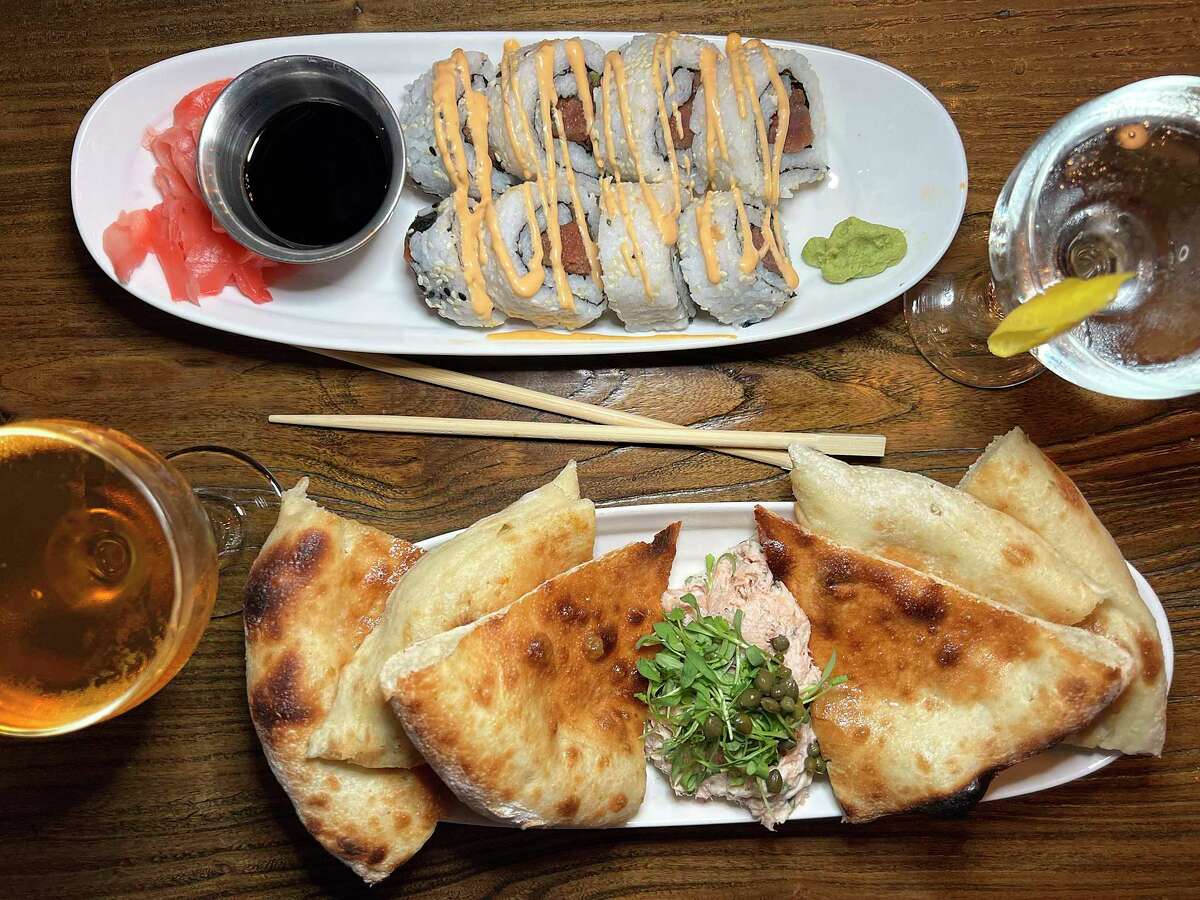 Los aperitivos y cócteles en Richter Tavern en Boerne, en el sentido de las agujas del reloj desde la parte inferior izquierda, incluyen un cóctel estilo Manhattan de la década de 1920, rollos de sushi de atún picante, Dial M para Martini y rillette de salmón con pan plano de la casa.