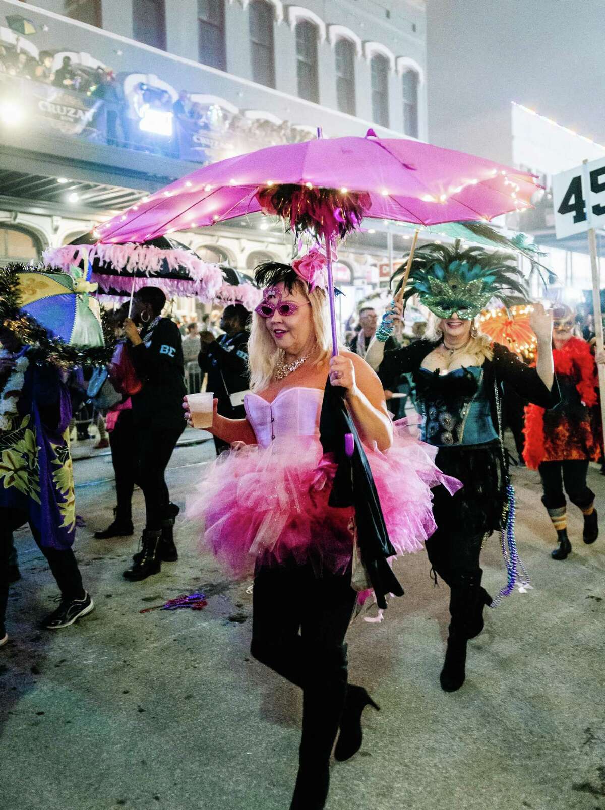 ¿Sin flotador? No hay problema. ¡Únase al Mardi Gras de Galveston! Brigada Paraguas.