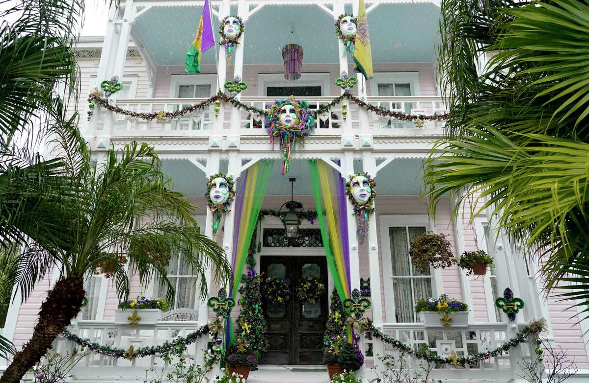 Una casa a lo largo de Market St. decorada para Mardi Gras se muestra el jueves 11 de febrero de 2021 en Galveston.