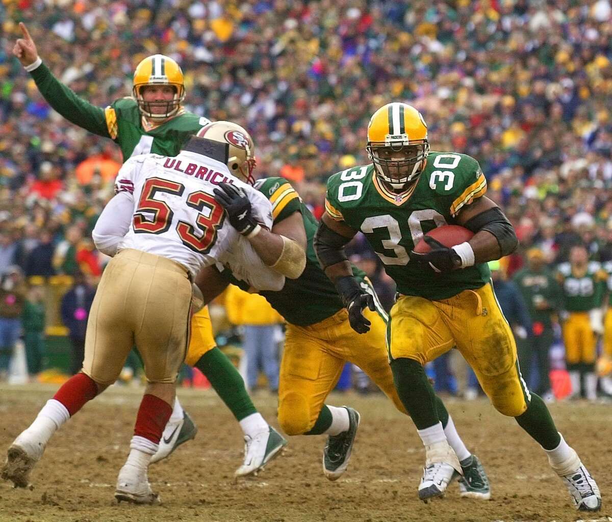 The Packers’ Ahman Green runs for a 9-yard TD as QB Brett Favre reacts in 2002 in Green Bay, Wis. The Packers won 25-15.