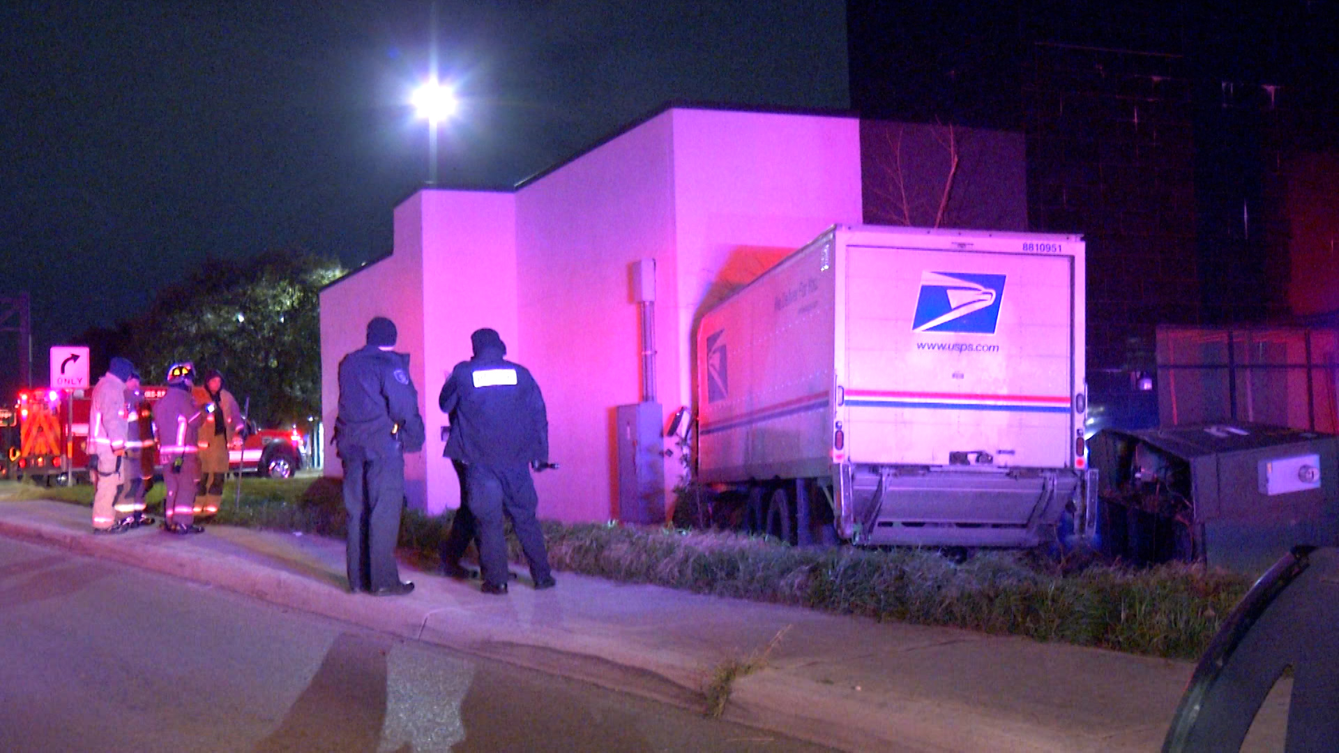 Driver of USPS falls asleep, crashes into San Antonio clinic