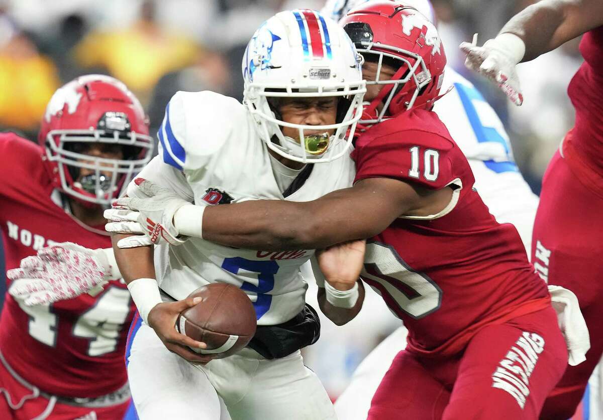 North Shore LB Kent Battle sacks Duncanville QB Solomon James during the 6A Division I state championship game at AT&T Stadium in Arlington on Dec. 18, 2021. The Mustangs, who have won all three previous contests against Duncanville, meet the Panthers again in Saturday's state title game. 