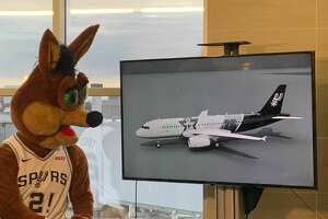 The Spurs Coyote helped reveal the new team-themed Viva Aerobus plane on Friday, January 21. 