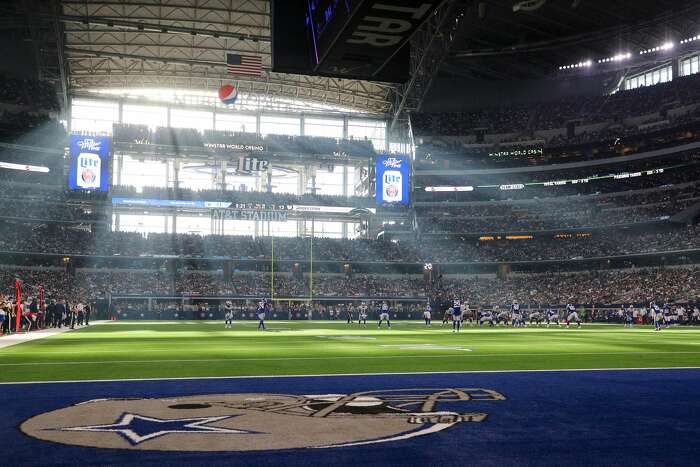 Watch: Blinding sunlight at AT&T Stadium causes issues during