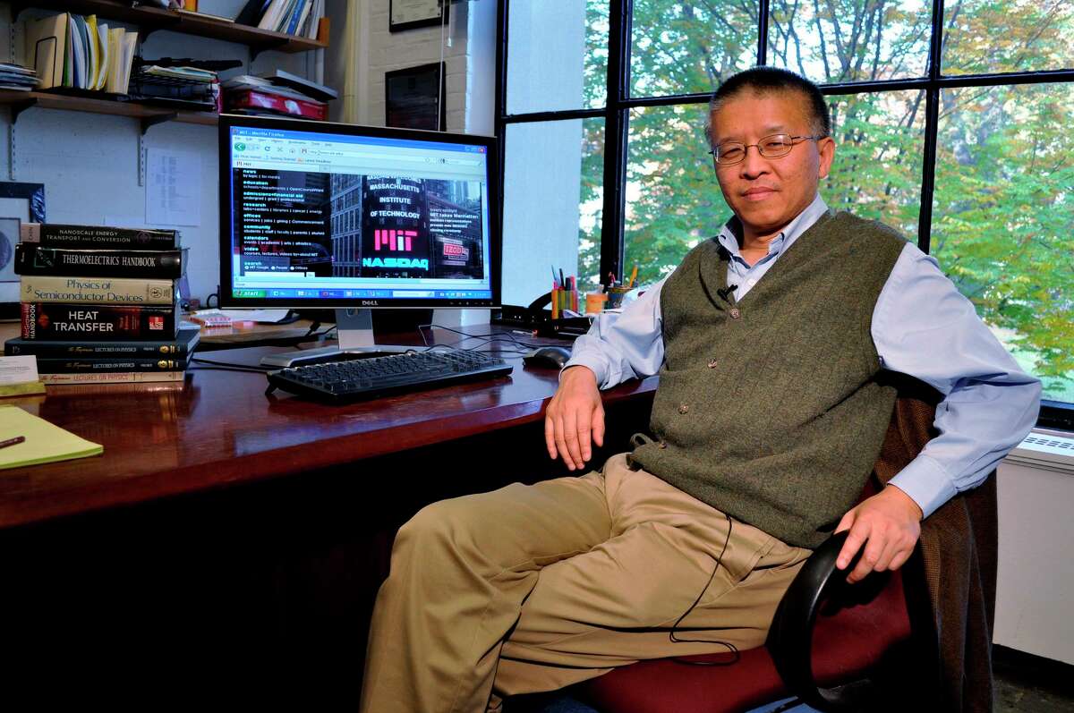 Federal prosecutors accused MIT Professor Gang Chen of concealing his ties to China but now want to drop the charges against him.