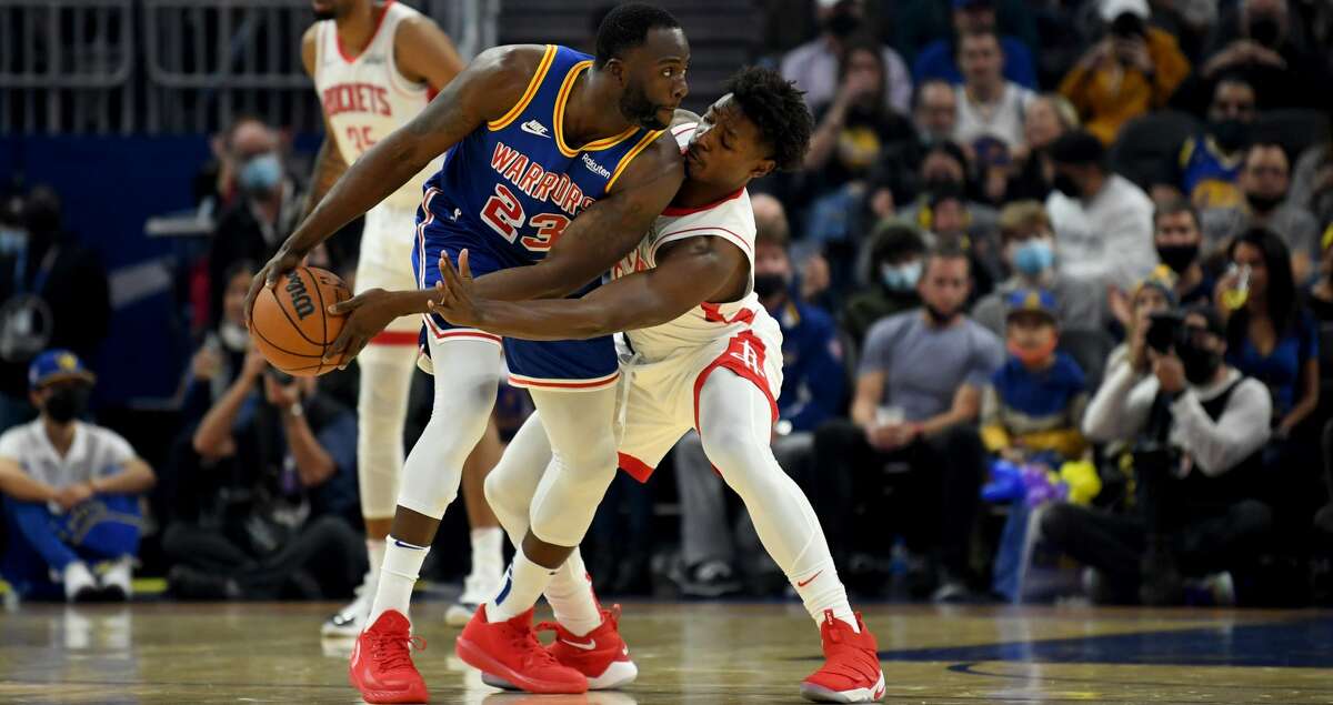 Draymond Green #23 of the Golden State Warriors holds off defender Jae'Sean Tate #8 of the Houston Rockets at Chase Center on November 07, 2021 in San Francisco, California. (Photo by Michael Urakami/Getty Images)