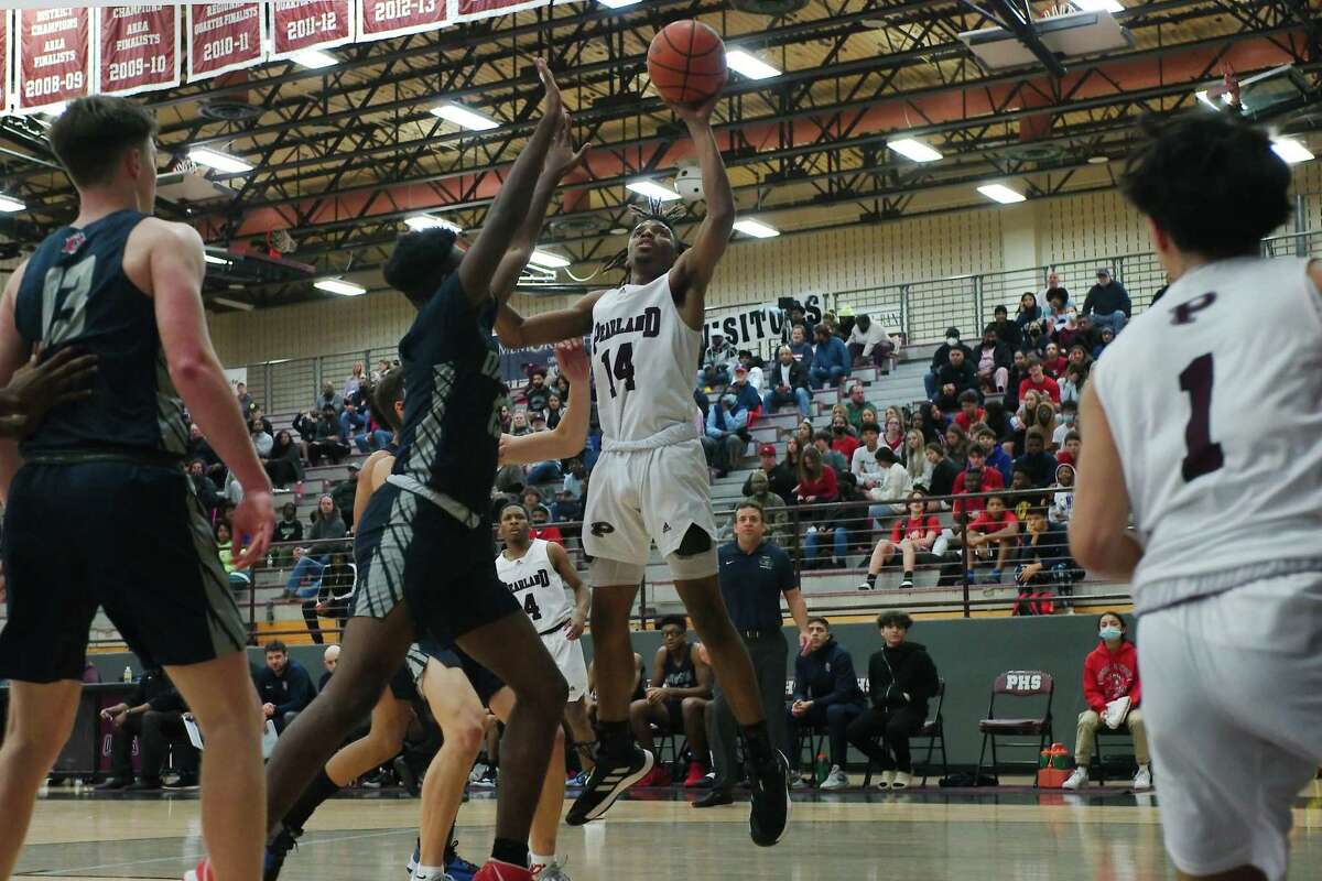 Pearland’s Dearre Farris (14) puts up a shot over Dawson’s Edward Smith (15) Friday, Jan. 21, 2022 at Pearland High School.