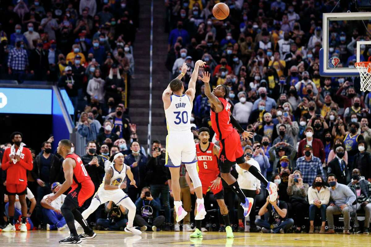Warriors guard Stephen Curry, who has been going through a shooting slump, makes the game-winning, buzzer-beating shot against the Rockets on Friday.