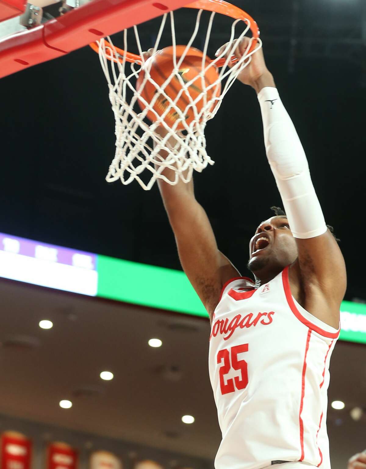 Houston Cougars center Josh Carlton (25) dunks the ball in the first half of game action against the East Carolina Pirates at the Fertitta Center in Houston on Saturday, Jan. 22, 2022.
