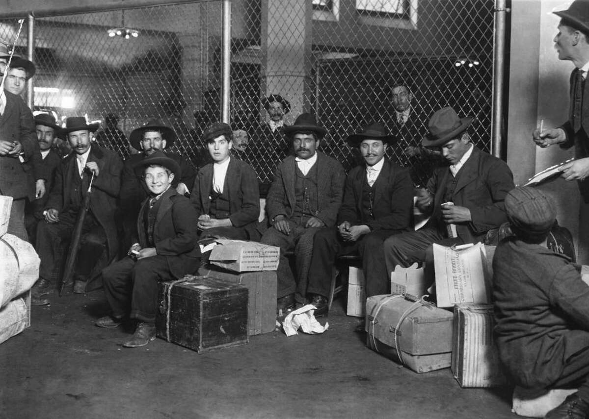 Эмиграция 1920 х годов. Русские эмигранты в США 20 века. Социальная фотография Льюис Хайн. Эмигранты в США 19 век. Иммигранты в США 19 век.