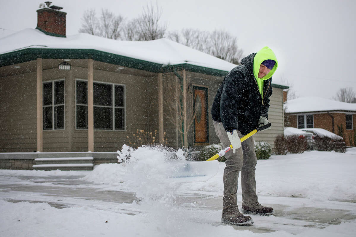 Photos Snow falls throughout the day in Midland County