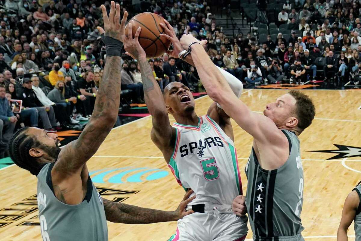 Victor Wembanyama Towers Over 6'11 Tim Duncan, Dwarfs Spurs Greats