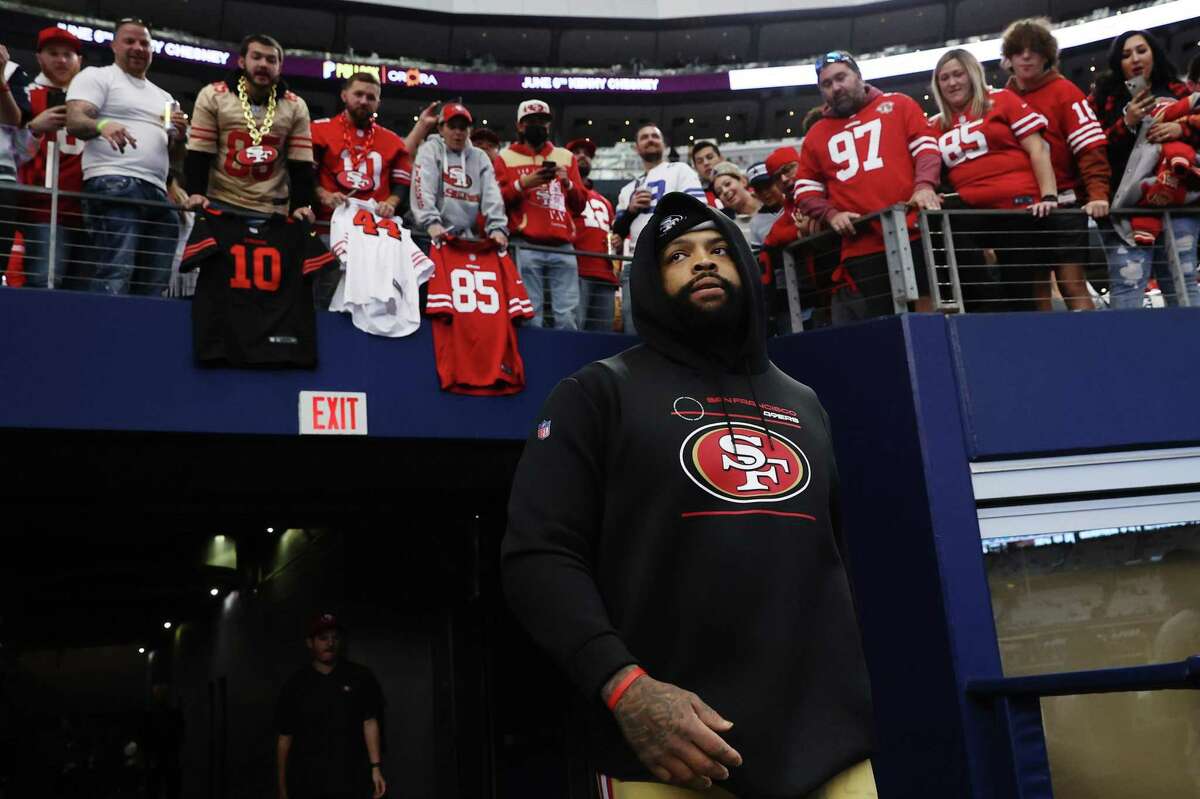 ARLINGTON, TEXAS - JANUARY 16: Trent Williams #71 of the San Francisco 49ers takes the field for pregame warm-ups prior to a game against the Dallas Cowboys in the NFC Wild Card Playoff game at AT&T Stadium on January 16, 2022 in Arlington, Texas. (Photo by Tom Pennington/Getty Images)