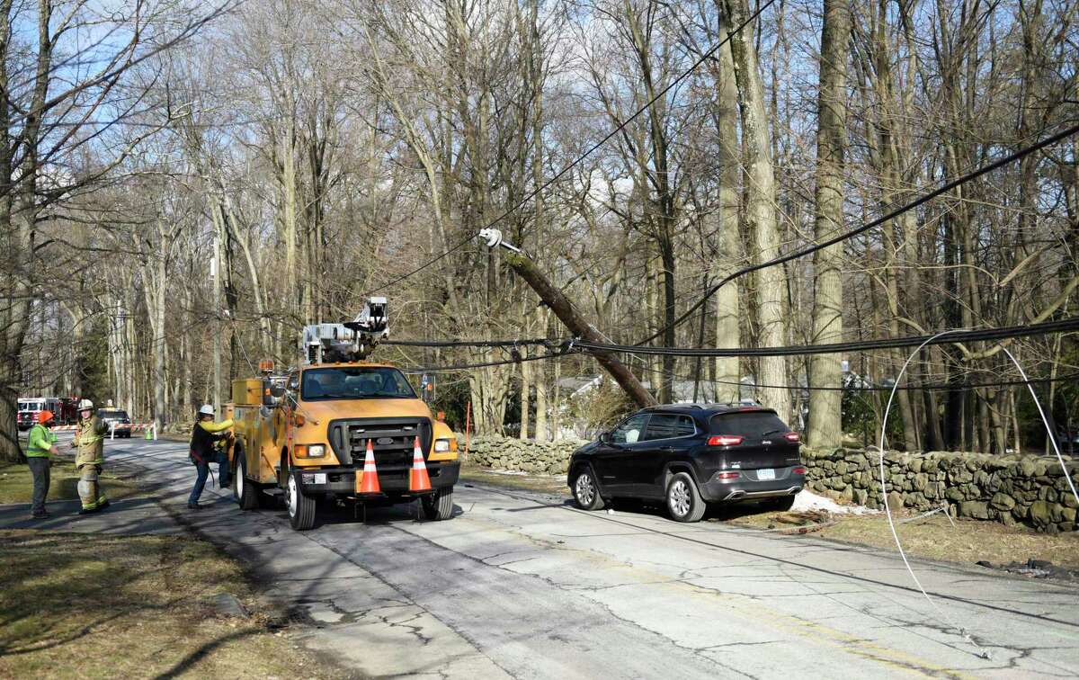 Police Crash knocks down utility pole, closes Darien intersection
