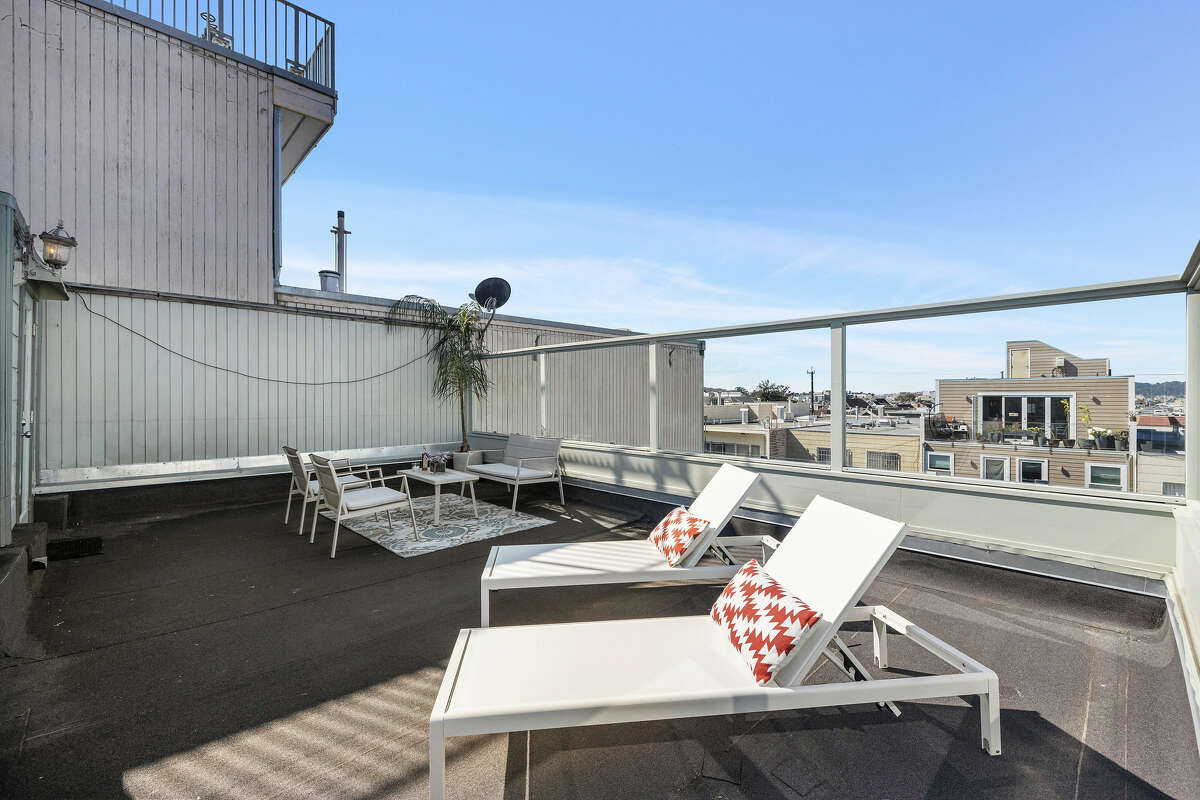 The roof deck blocks SF wind, offering weather-proof enjoyment. 