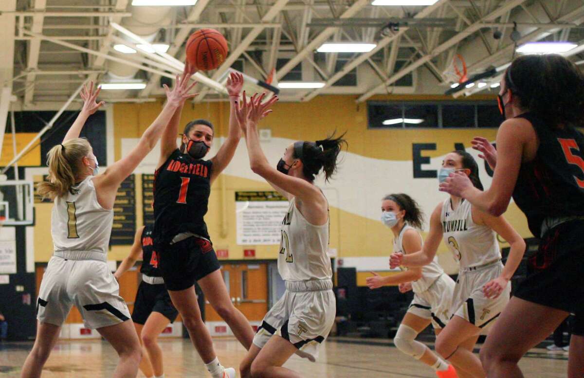 Ridgefied’s Maya Rubio (1) passes the ball over to teammate Cara Sheafe (5) against Trumbull in 2021.