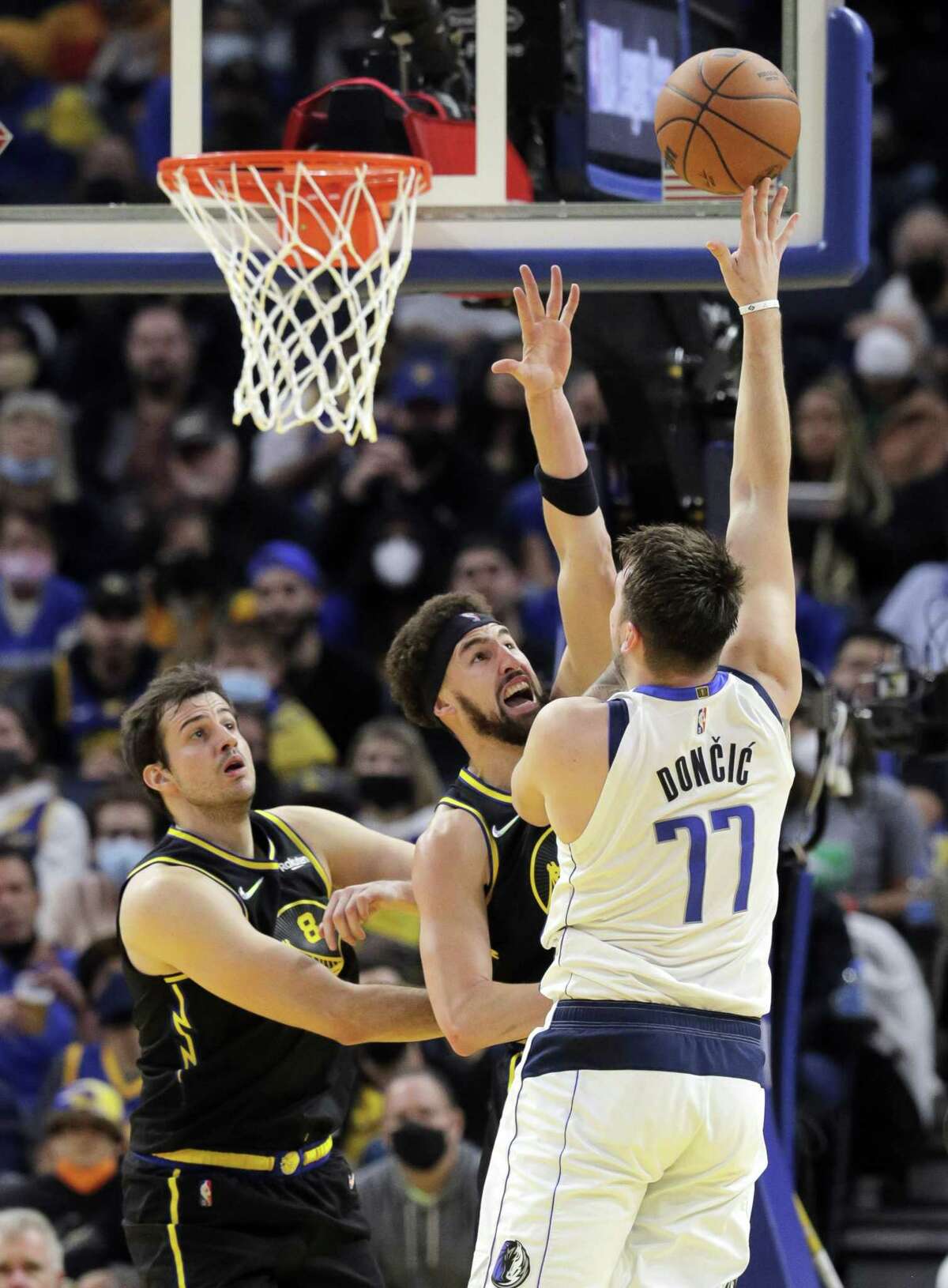 Klay Thomspon (11) defends against a shot by Luka Doncic (77) in the first half as the Golden State Warriors played the Dallas Mavericks at Chase Center in San Francisco, Calif., on Tuesday, January 25, 2022.