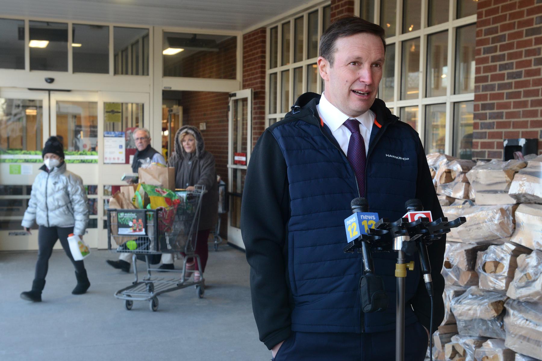 Murphy talks supply chain woes at Trumbull Stop & Shop - Vimarsana News