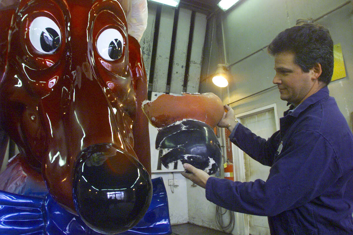 Pete, a painter from Underground Colors, gives the Doggie Diner dog a nose job and repaints it to its original color on June 26, 2001.