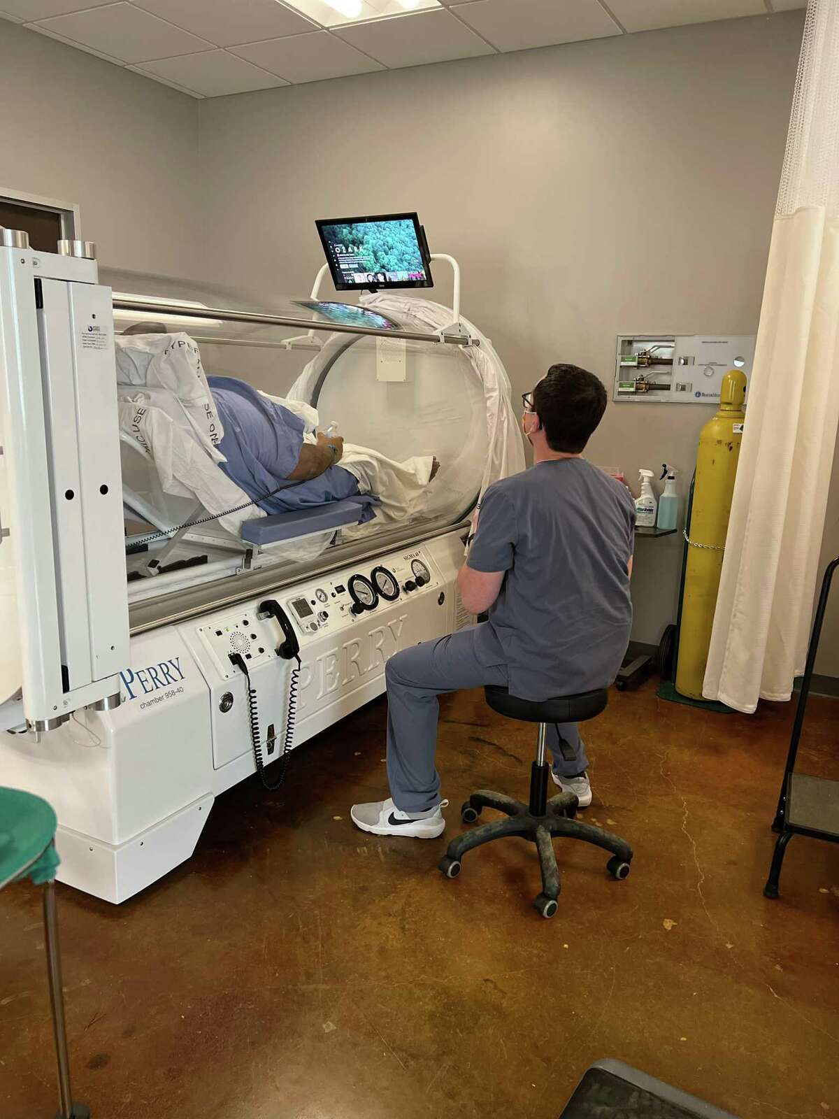R3 Wound Care and Hyperbarics, a provider of advanced wound care and hyperbaric oxygen therapy services, opened a clinic at 8540 Broadway in Pearland. The therapy delivers pressurized oxygen to injured areas of the body to aid in the healing process.