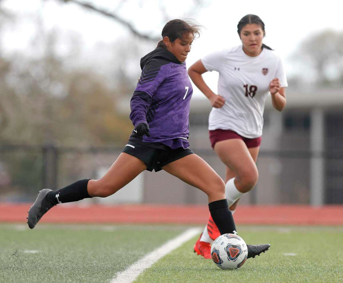 Willis’ Chelsea Mentado (7), shown here earlier this month, scored against Huffman-Hargrave Friday night.
