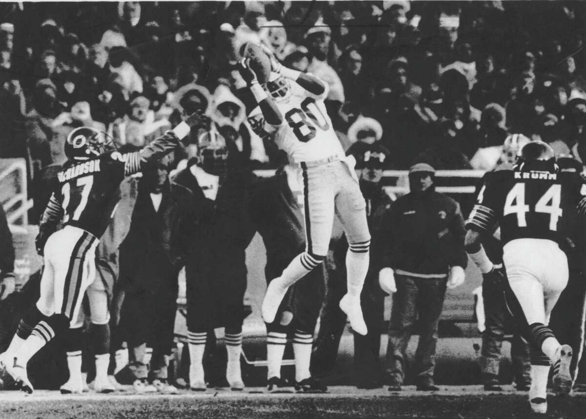 Jerry Rice leaps to catch a TD pass in the 49ers’ 28-3 rout of the Bears in the NFC title game on Jan. 8, 1989. A Super Bowl victory followed.