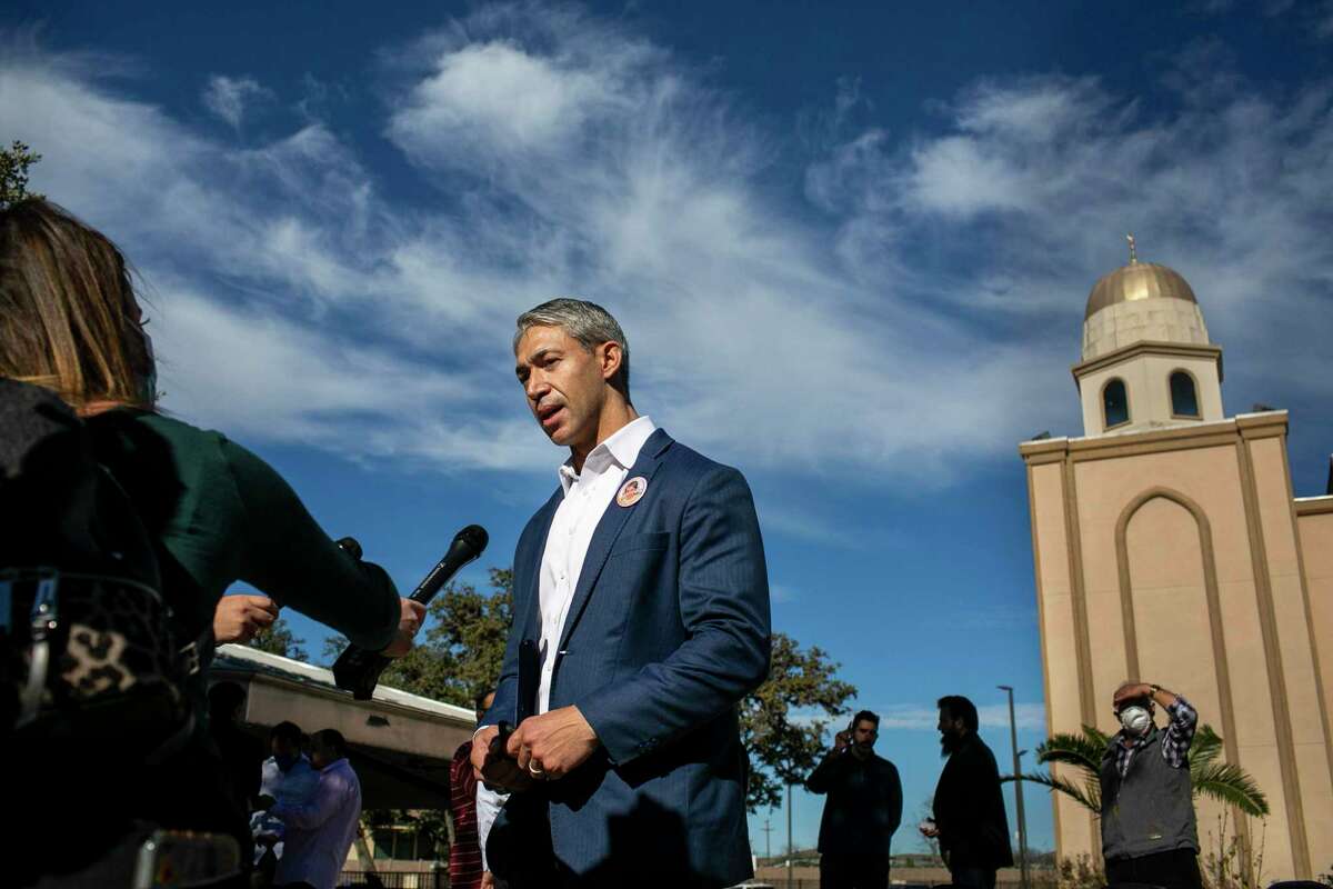 Mayor Ron Nirenberg speaking at a prayer service at the Muslim Children Education and Civic Center in January for Lina Khil, a local girl who has been missing since December.