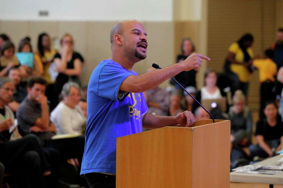 2019年9月11日星期三，迈克·哈钦森在奥克兰联合学区会议上发表讲话。由于电脑故障，哈钦森被宣布为有争议的学校董事会席位的合法获胜者。