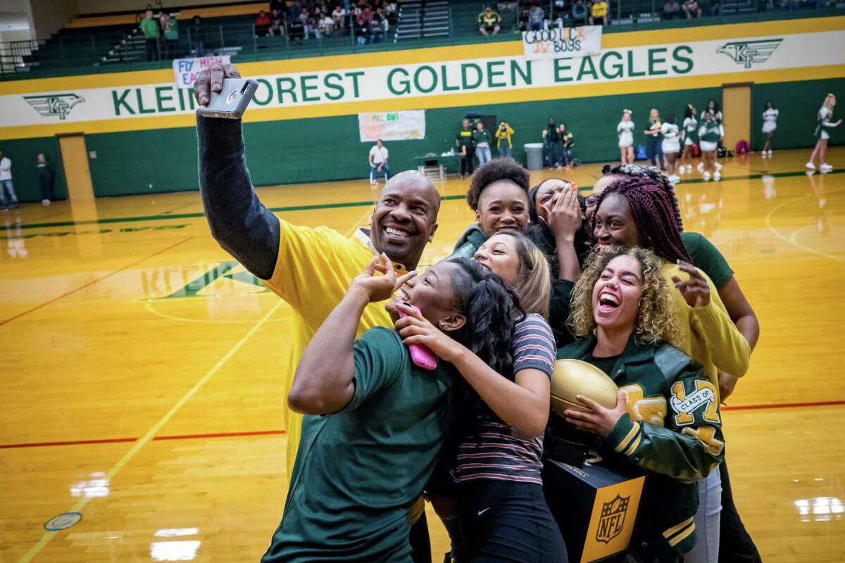 Klein Forest High School alumnus and NFL coach Steve Jackson will be coaching in Super Bowl LVI, Sunday, February 13, after the Cincinnati Bengals beat the Kansas City Chiefs 34-31 in overtime in the AFC Championship Game this past weekend, Jan. 30. Jackson, far left, returned to his home campus in 2015 as part of the NFL’s Super Bowl High School Honor Roll.
