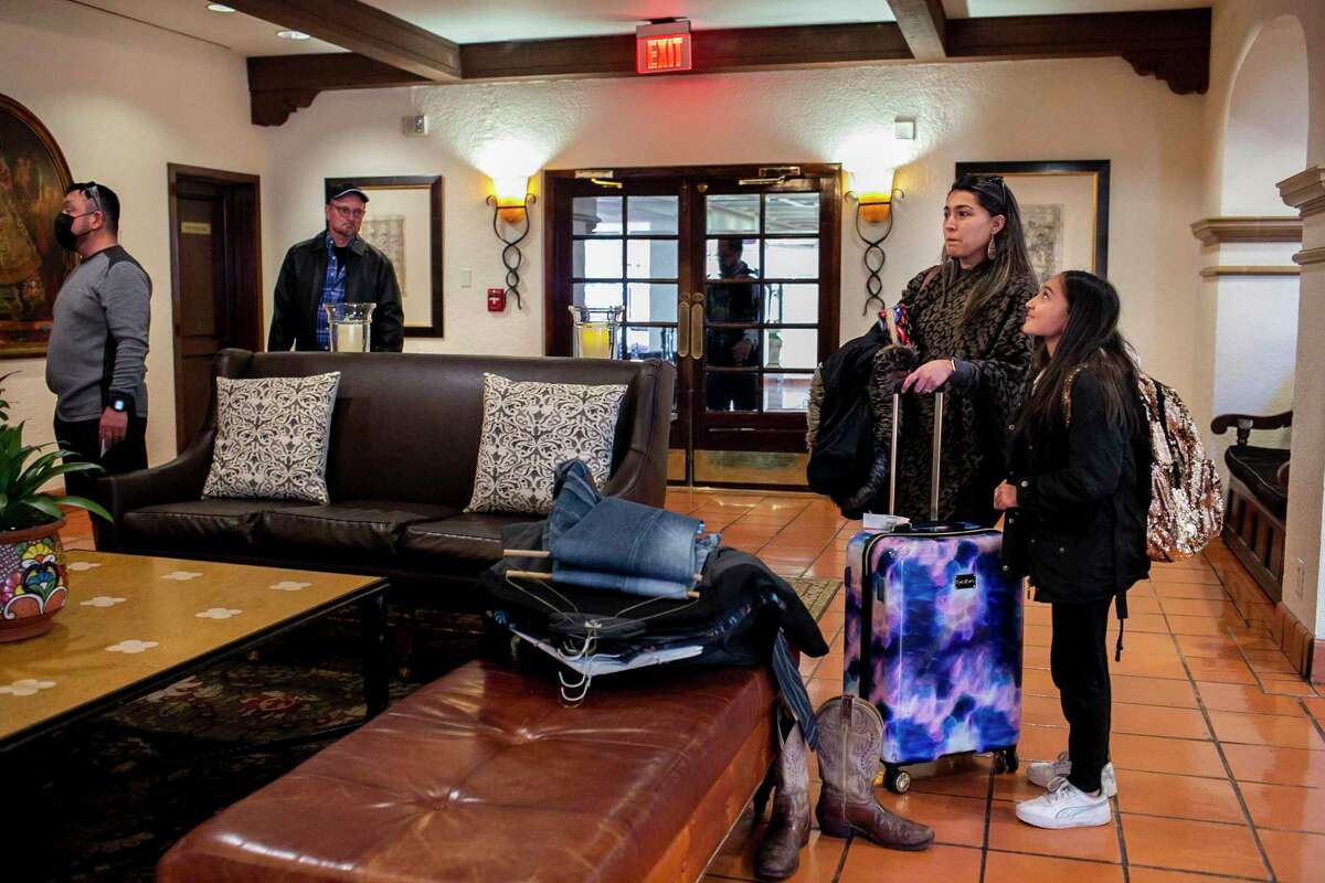Amy Valdez and daughter Kareli Valdez wait in the lobby as they check in at the Omni La Mansión del Rio on Jan. 28, 2022.
