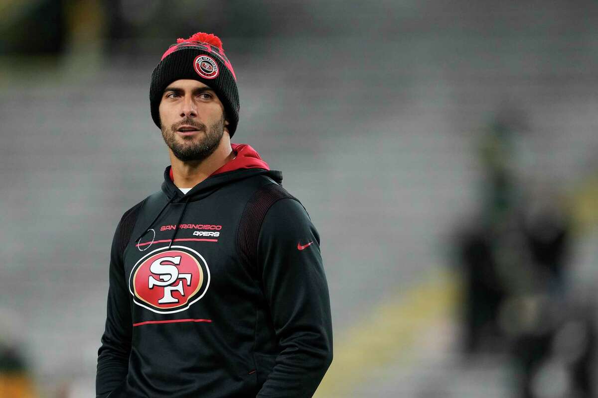 GREEN BAY, WISCONSIN - JANUARY 22: Quarterback Jimmy Garoppolo #10 of the San Francisco 49ers warms up prior to the NFC Divisional Playoff game against the Green Bay Packers at Lambeau Field on January 22, 2022 in Green Bay, Wisconsin. (Photo by Patrick McDermott/Getty Images)