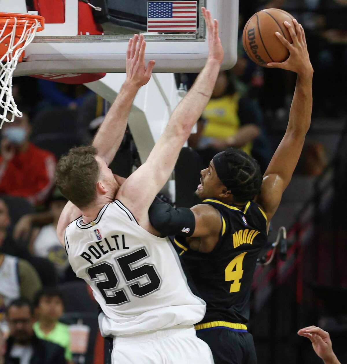 Spurs' Jakob Poeltl (25) defends a dunk attempt by Golden State Warriors' Moses Moody (04) during the first half of the game at the AT&T Center on Tuesday, Feb. 1, 2022.