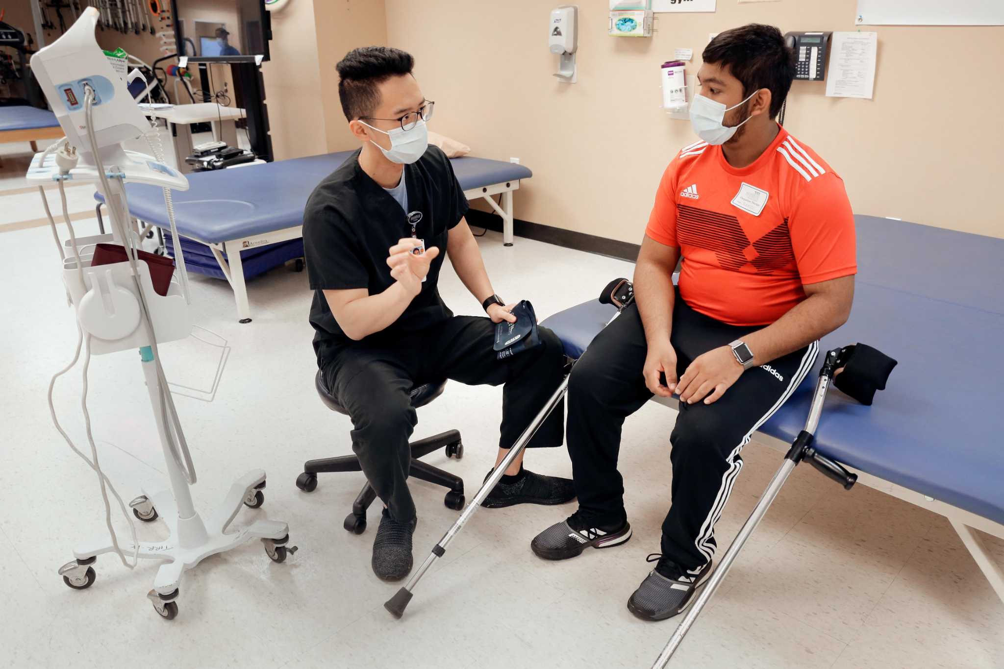 this-houston-teen-has-always-used-crutches-when-he-starts-at-a-m-he-wants-to-walk-on-his-own