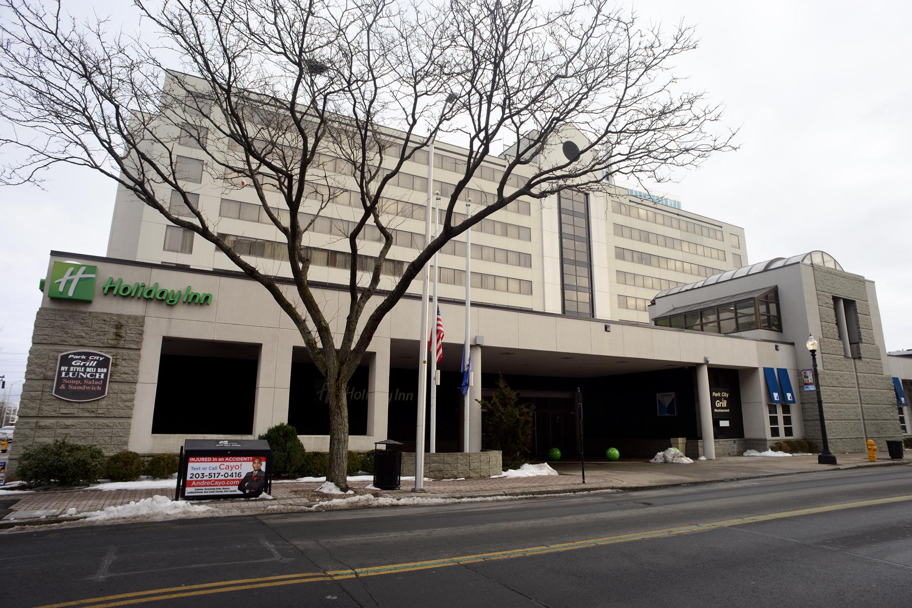 Bridgeport Holiday Inn closes ahead of sale