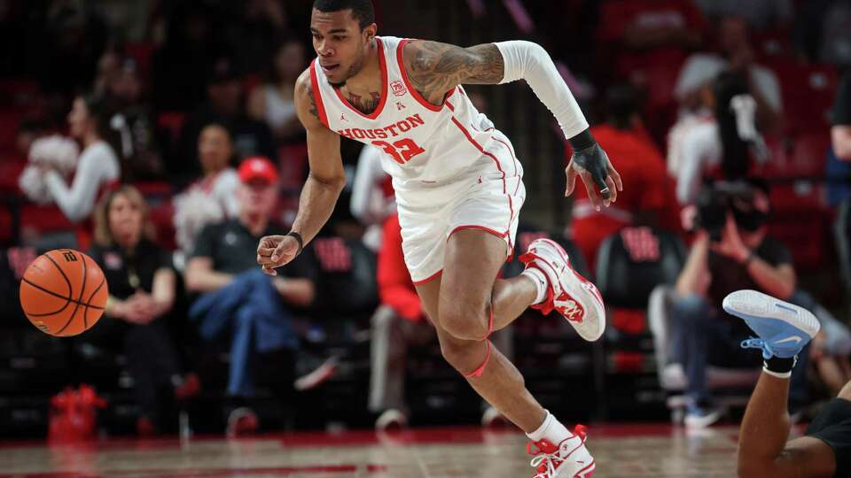 Houston Cougars forward Reggie Chaney (32) goes after a loose ball during the first half of a NCAA men's basketball game Wednesday, Feb. 2, 2022, at the Fertitta Center in Houston.