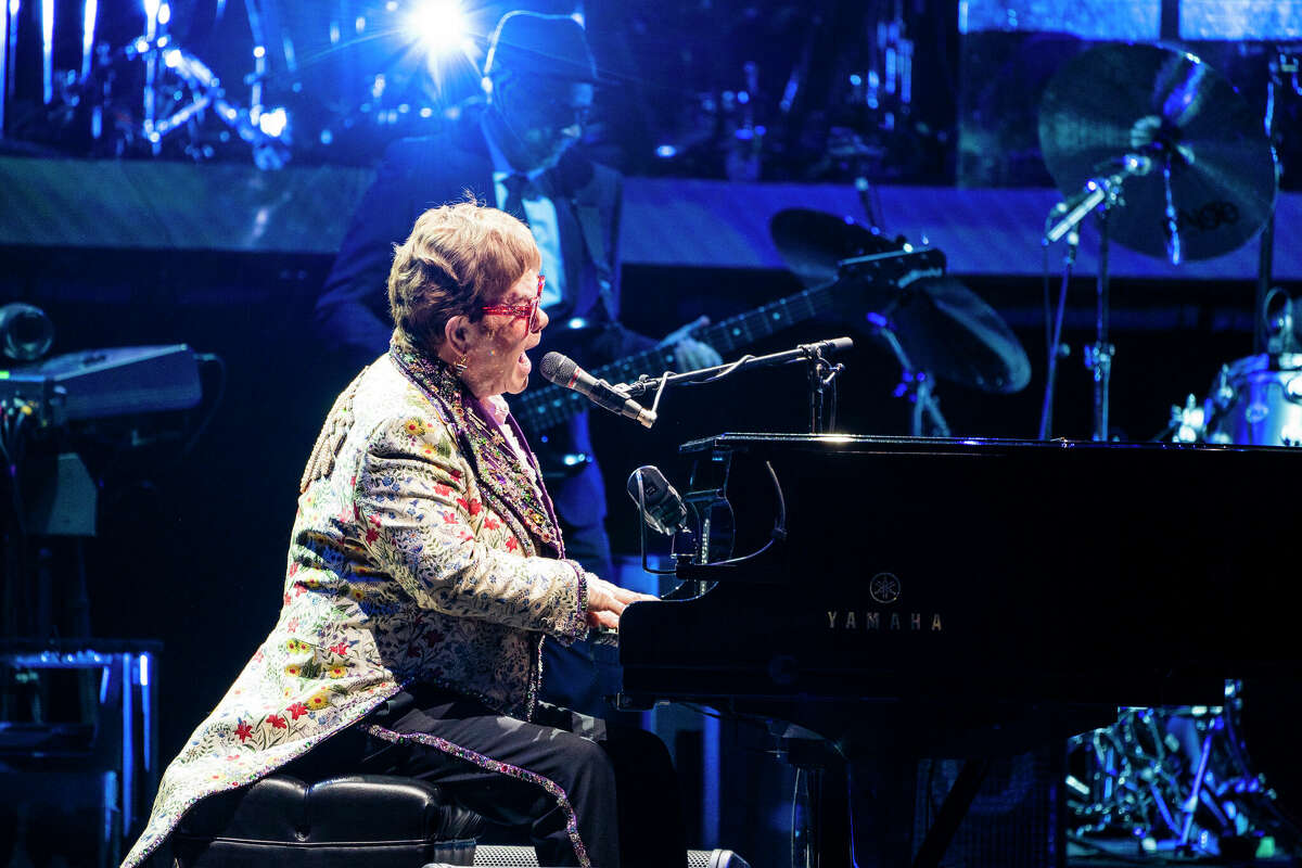  Elton John performs during the Farewell Yellow Brick Road Tour at Smoothie King Center on January 19, 2022 in New Orleans, Louisiana. 