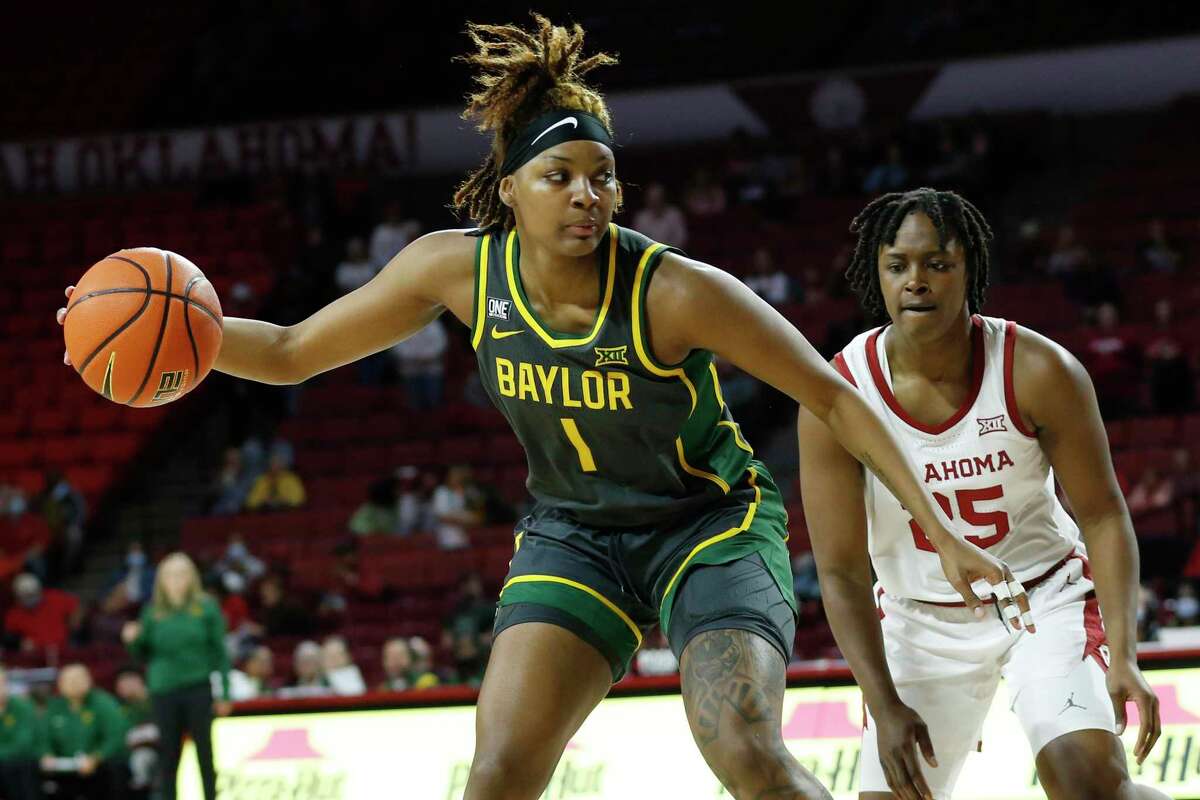 NaLyssa Smith moves to the basket earlier in the season against Oklahoma.