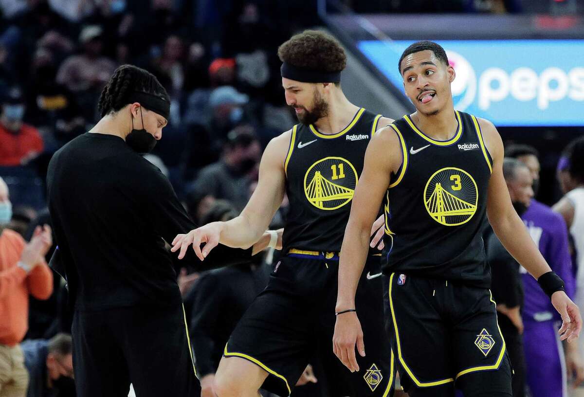 Damion Lee (1), Klay Thompson (11) and Jordan Poole (3) celebrates Thompson’s three-point shot in the first half as the Golden State Warriors played the Sacramento Kings at Chase Center in San Francisco, Calif., on Thursday, February 3, 2022.