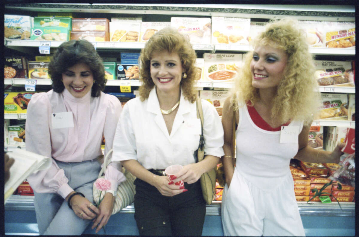 10/01/1986 - (L-R): Lisa Weatherly, Carol French and Suzy Lopez check out the bachelors during singles night at Rice Food Market, 2501 Post Oak at Westheimer.      HOUCHRON CAPTION (10/06/1986): Lisa Weatherly, left, Carol French, center, and Suzy Lopez check out the hors d'oeuvres and the bachelors.