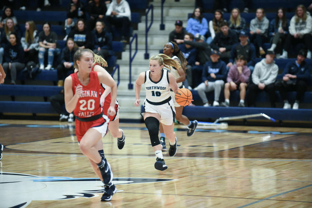 Northwood's Ellie Taylor brings the ball upcourt during a Feb. 5, 2022 game against Saginaw Valley State.
