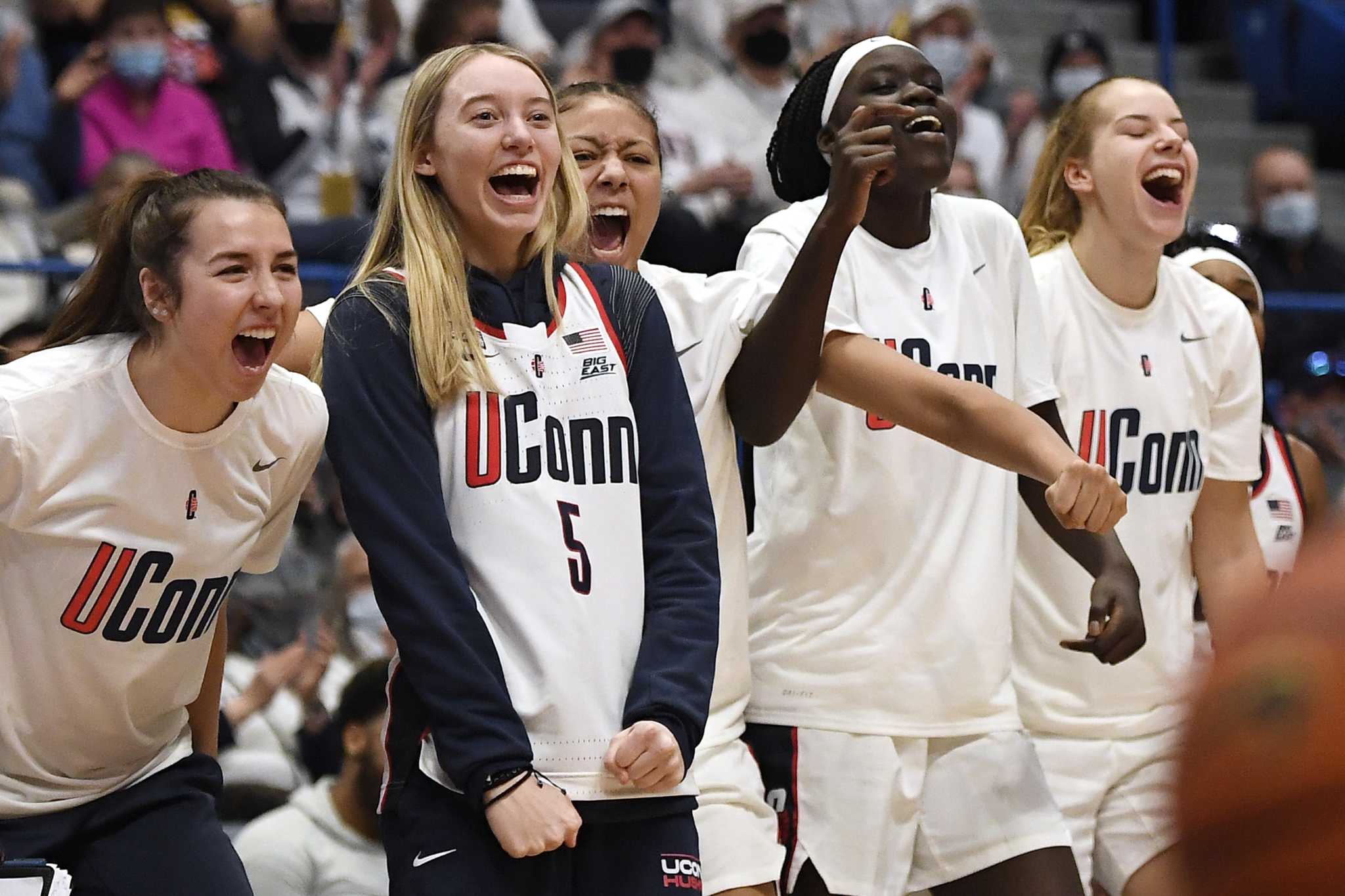 Twitter Reacts Uconn Women S Basketball Standout Paige Bueckers Is Back