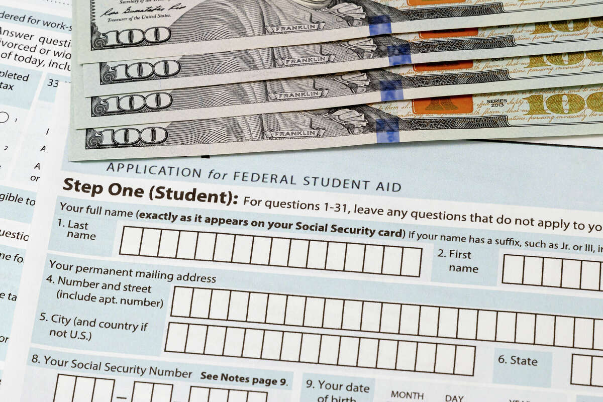 The Michigan Department of Treasury is reminding returning and new college students that the deadline for applying for federal student aid is March 1. 