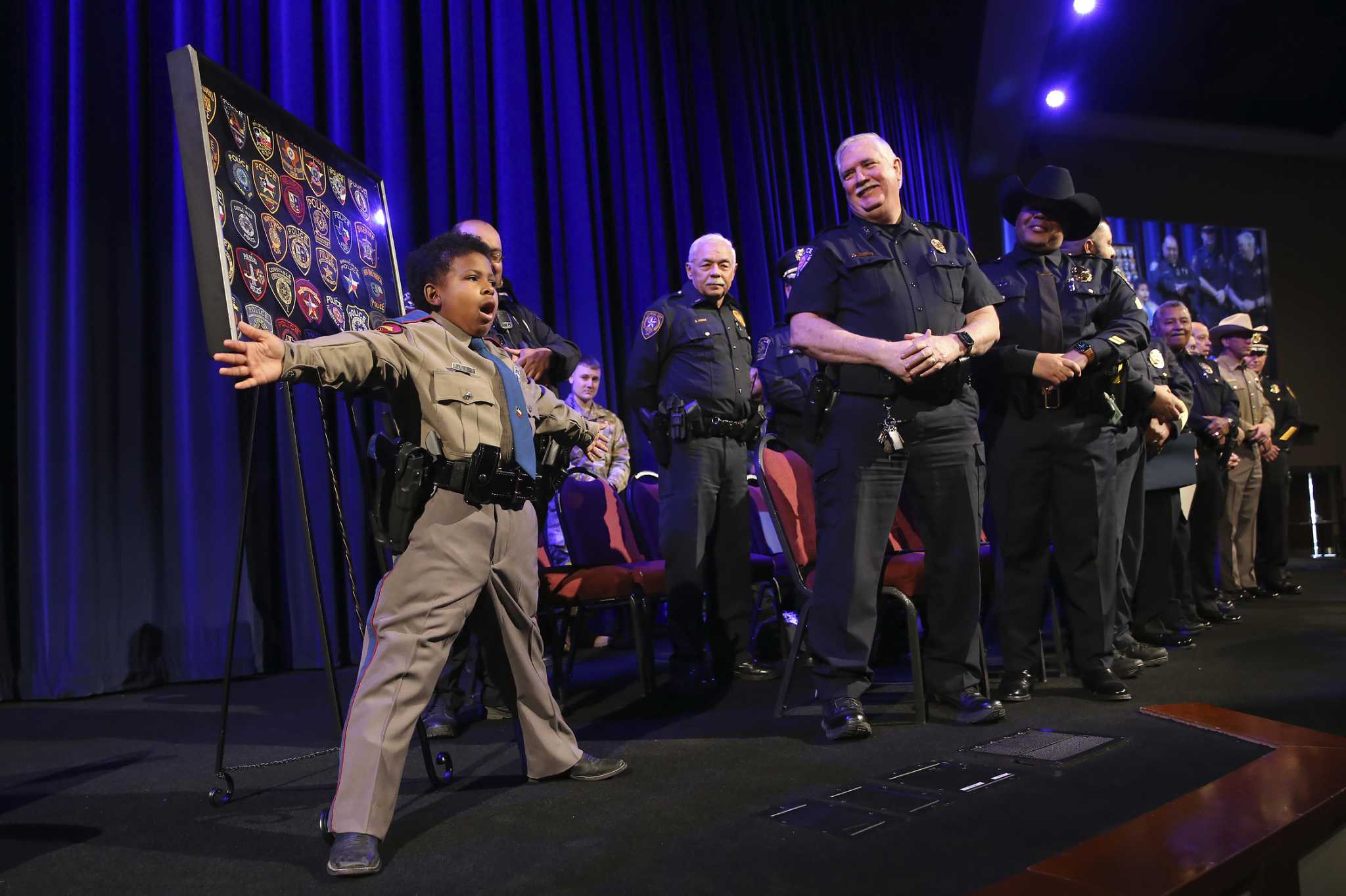 10-year-old terminal cancer patient joins San Antonio police, more than 180 agencies - Vimarsana News