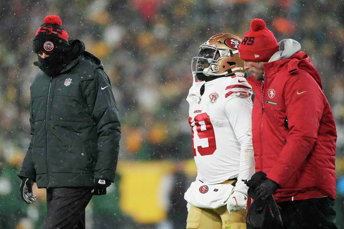 GREEN BAY, WISCONSIN - JANUARY 22: Wide receiver Deebo Samuel #19 of the San Francisco 49ers is helped off the field during the 2nd half of the NFC Divisional Playoff game against the Green Bay Packers at Lambeau Field on January 22, 2022 in Green Bay, Wisconsin. (Photo by Patrick McDermott/Getty Images)