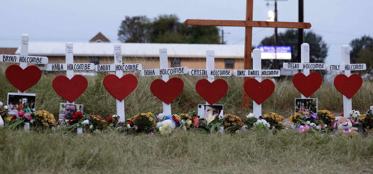 ARCHIVO - En esta fotografía de archivo del 10 de noviembre de 2017 pueden apreciarse cruces en honor de la familia Holcombe, parte de un monumento conmemorativo improvisado a las personas asesinadas en un tiroteo en la Primera Iglesia Bautista de Sutherland Springs, Texas.