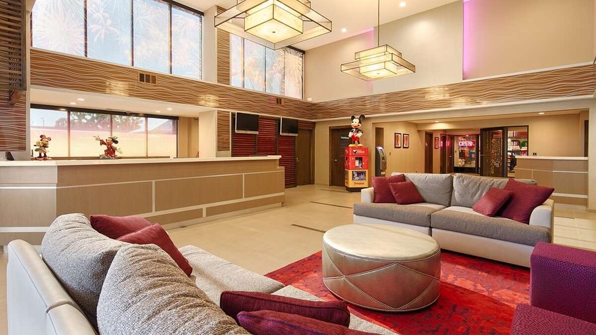 The lobby area inside the Best Western Plus Park Place Inn-Mini Suites.